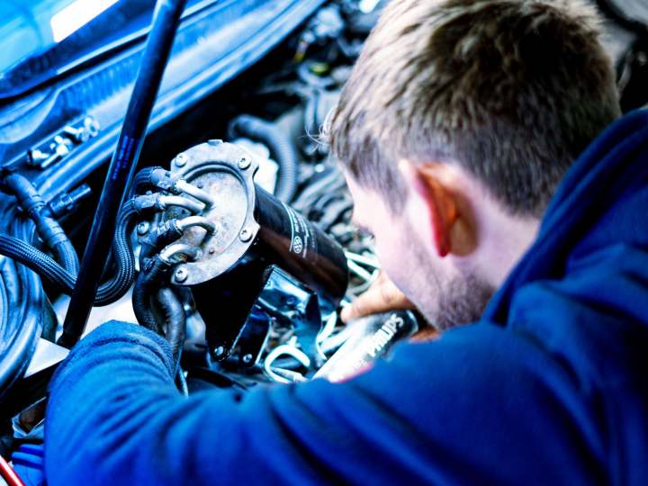 KFZ-Mechaniker-in-Delbrück-bei-der-Arbeit